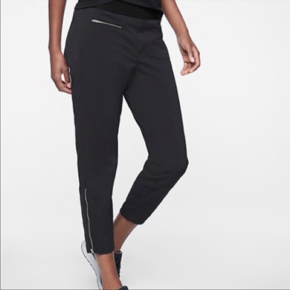Athleta Mod Trekkie Zipper Crop. Size 2
